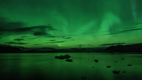 Una-Vista-De-Lapso-De-Tiempo-De-La-Hermosa-Aurora-Boreal-Sobre-La-Laguna-Glaciar-Jokusarlon-Durante-La-Noche---Lapso-De-Tiempo