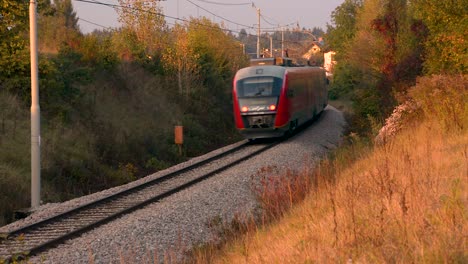 Un-Tren-Pasa-Por-Una-Vía-Curva-En-Un-Brillante-Día-De-Otoño