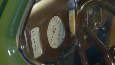 Close-up-of-centre-console-of-an-vintage,-retro-car