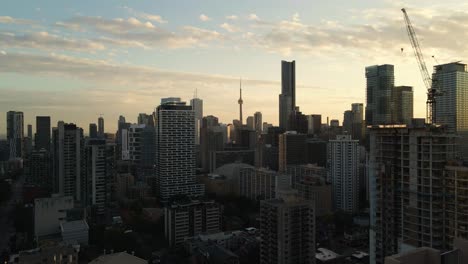 Imágenes-De-Drones-Mirando-Hacia-El-Centro-De-Toronto,-Incluida-La-Torre-CN.