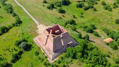 Volando-Alrededor-Del-Panteón-Conmemorativo-De-La-Madre-Bulgaria-Cerca-De-Gurgulyat-Después-De-La-Guerra-Serbobúlgara.