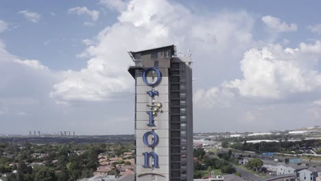 Enthüllung-Der-Spitze-Des-Orion-Hochhauses-Mit-Penthouse-Turm-In-Johannesburg,-Südafrika