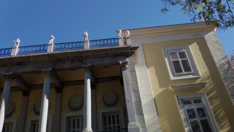 Toma-Panorámica-Del-Palacio-De-Los-Duques-De-Osuna-Dentro-Del-Parque-Del-Capricho-En-Madrid,-España