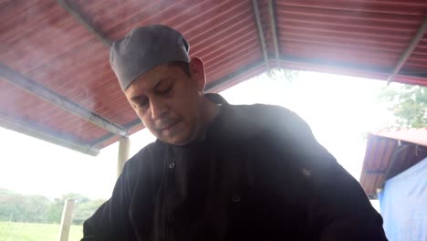 Grillman-Asando-Carne-Y-Gesticulando