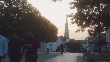 Puesta-De-Sol-En-El-Mont-Des-Arts-En-Bruselas,-Bélgica,-Con-Vistas-A-La-Gran-Plaza-De-Bruselas-En-La-Distancia-En-El-Horizonte-De-La-Ciudad