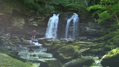 Un-Joven-Adulto-Pesca-Debajo-De-Seneca-Falls,-Una-Gran-Cascada-Ubicada-A-Lo-Largo-De-Seneca-Creek,-Dentro-Del-área-Recreativa-Nacional-Spruce-Knob-Seneca-Rocks-En-Virginia-Occidental