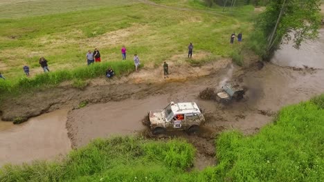 Rally-De-Barro-Todoterreno-Con-Buggy-En-Bosques-Y-Vista-Aérea-Del-Río