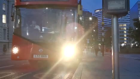 Zeitraffer-Einer-Doppeldeckerbusstation-In-Der-Innenstadt-Von-London-Zur-Hauptverkehrszeit