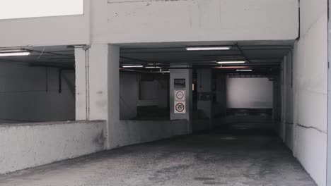 Off-road-car-entering-the-ramp-to-an-underground-parking-in-a-shopping-center-in-Panama-City