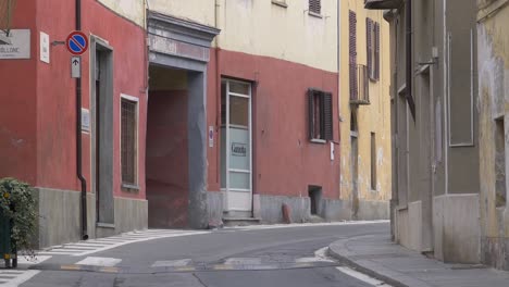 Saluzzo,-Piemonte,-Italia,-Calles-Vacías,-Pueblo-Viejo,-Edificios-Antiguos,-Monumentos