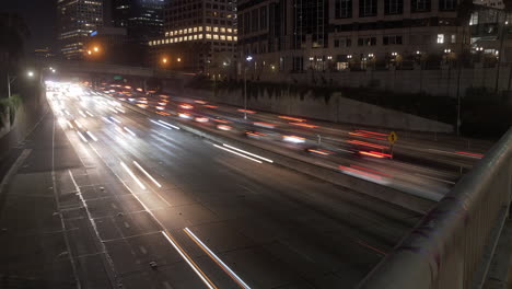 Zeitraffer-Der-Autobahn-In-Der-Nähe-Der-Innenstadt-Von-Los-Angeles-Bei-Nacht