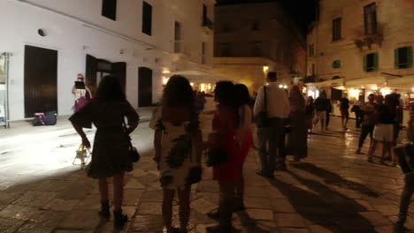 Altstadt-Von-Polignano-A-Mare,-Sommer-2020,-Leute-Beobachten-Und-Tanzen,-Traditioneller-Apulischer-Tanz