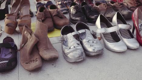 Imágenes-De-Los-Zapatos-De-Las-Víctimas-Del-Huracán-María-Frente-Al-Edificio-Del-Capitolio-En-El-Viejo-San-Juan-Puerto-Rico