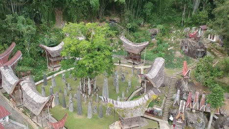 Imágenes-Aéreas-De-La-Tumba-Tradicional-En-Bori-Toraja,-Sulawesi,-Indonesia