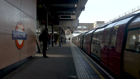 Vista-A-Lo-Largo-De-La-Línea-Jubilee-Tren-Esperando-En-El-Andén-De-La-Estación-De-Metro-Wembley-Park