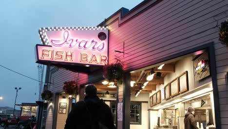 Ivar&#39;s-Fish-Bar-An-Der-Uferpromenade-Von-Seattle---Aufwendiges-Vintage-Neonschild---Klassischer-Service-Im-Stil-Einer-Theke---Regnerischer,-Bewölkter-Wintertag-In-Washington