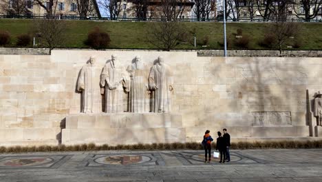 Turistas-Frente-Al-Muro-De-Ginebra-De-Los-Padres-Fundadores