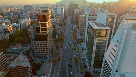 Drone-Volando-Rápido-Sobre-Los-Rascacielos-De-La-Avenida-Apoquindo-Al-Atardecer,-Tiro-Descendente