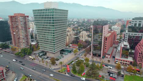 Sobrevuelo-De-Drones-Hacia-El-Edificio-Scl-Apoquindo,-Arquitectura-Pintoresca-Moderna,-Paisaje-Urbano-Brumoso-De-Santiago,-Chile