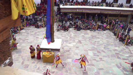 Monjes-Bailando-Con-Máscaras-Coloridas-En-El-Monasterio-De-Hemis-En-El-Festival-De-Hemis,-Cámara-En-Movimiento