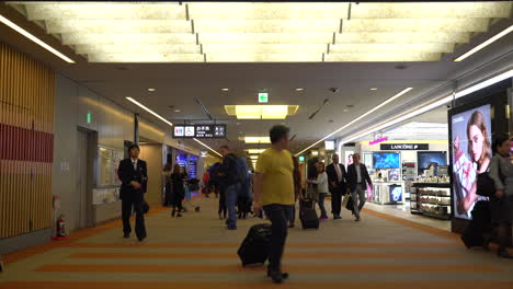 Menschenmenge-Im-Flughafen-Narita,-Japan