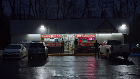 La-Tienda-De-Conveniencia-De-College-Town-Abre-Negocio-En-Una-Noche-Lluviosa