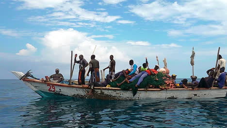 Fishermen-on-a-fishing-boat-off-the-coast-of-Nungwi,-Zanzibar,-Tanzania,-circle-pan