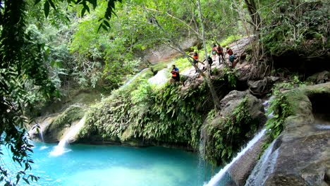 Excursionista-Asustado-Se-Sumerge-En-Las-Cataratas-Kawasan-En-Filipinas
