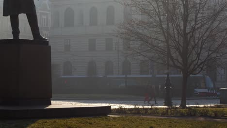 Estatua-De-Antonín-Dvorák-En-Rudolfinum-En-Praga-En-Una-Mañana-Brumosa-Y-Brumosa-Con-Hermosos-Rayos-De-Luz