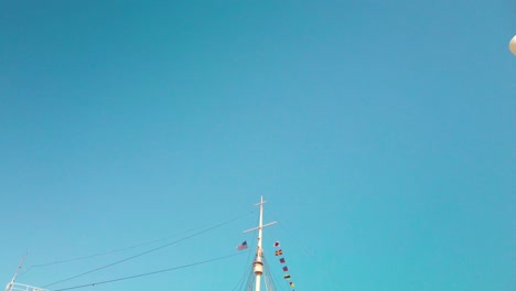 Inclínate-Hacia-Abajo-Desde-El-Brillante-Cielo-Azul-Hasta-El-Majestuoso-Barco-Queen-Mary.