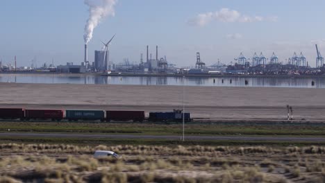 Zug-Mit-Fracht-Verlässt-Den-Hafen-Von-Rotterdam,-Seehafenlogistik