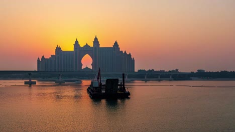 Dies-Ist-Ein-4K-Zeitraffervideo,-Das-Das-Atlantis-The-Palm-Hotel-Bei-Sonnenuntergang-Zeigt