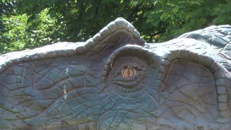 Realistischer-Allosaurus-Dinosaurier-Im-Park-Kopf-Und-Auge