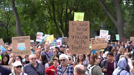 Personas-Sosteniendo-Carteles-En-La-Marcha-Mundial-Sobre-El-Cambio-Climático.