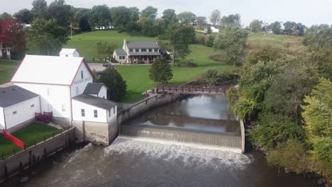 Kinematografische-Luftaufnahmen-Des-Wagaman-Mill-Museums-Und-Des-Staudamms-Am-Skunk-River-Im-Ländlichen-Iowa,-USA