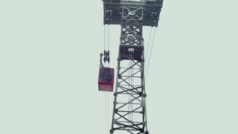 Teleférico-Que-Transporta-Personas-De-Una-Estación-A-Otra-Estación