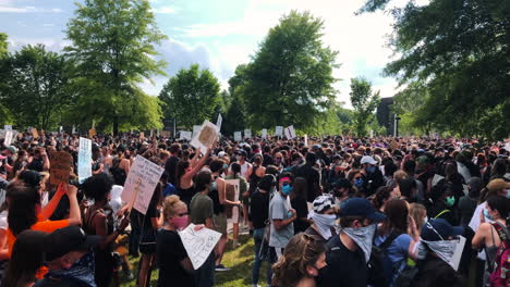 Hunderte-Versammeln-Sich-Zu-Einem-Black-Lives-Matter-Protest-Im-Bicentennial-Capitol-Mall-State-Park-In-Nashville,-Tennessee
