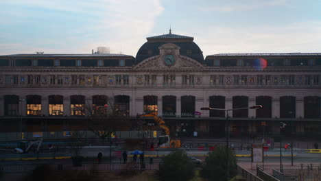 Esta-Toma-Captura-Una-Concurrida-Estación-De-Tren-Toulouse-Matabiau-En-Toulouse,-Francia.