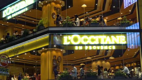 Un-Alambique-Frente-A-La-Tienda-Loccitane