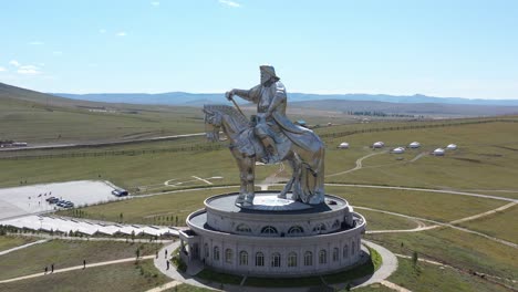 Vuelo-Aéreo-O-Estatua-Ecuestre-De-Genghis-Khan-En-El-Día-Soleado,-Mongolia