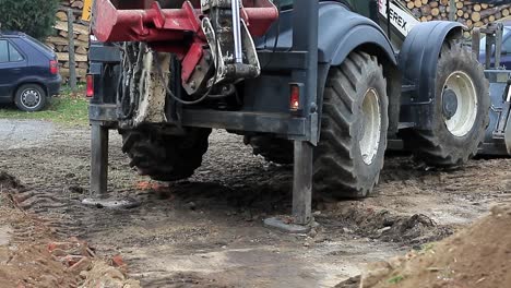 Bagger-Gräbt-Erde-Von-Der-Baustelle-In-Der-Tschechischen-Republik-Aus