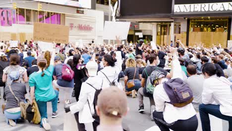 Médicos,-Enfermeras-Y-Personal-Médico-Se-Arrodillan-En-Times-Square-Durante-Un-Momento-De-Silencio-De-Ocho-Minutos-Y-Cuarenta-Y-Seis-Segundos-En-Honor-A-George-Floyd.