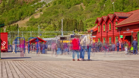 Touristen-Am-Bahnhof-Im-Dorf-Flam-An-Einem-Sonnigen-Tag