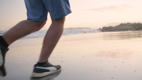 Strandjogger-In-Puma-Laufschuhen-Joggt-Bei-Sonnenuntergang-Am-Nassen-Strand