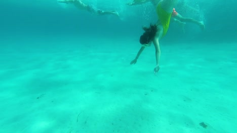 Pequeña-Niña-Buceando-Bajo-El-Agua-En-Aguas-Abiertas,-Cámara-Lenta,-Malta,-Laguna-Azul