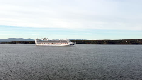 Drone:-Vista-Del-Crucero-Caribbean-Princess-Sobre-El-Río-San-Lorenzo,-Desde-La-Costa-Sur-De-La-Ciudad-De-Quebec