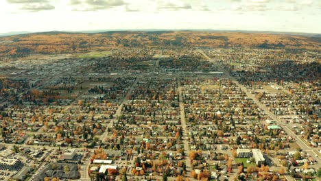 Una-Vista-Aérea-Cinematográfica-Del-Centro-De-La-Ciudad-De-Prince-George,-Centrándose-Completamente-En-Las-Amplias-Zonas-Residenciales-Que-Pueblan-El-Centro-De-La-Ciudad-Durante-La-Temporada-De-Otoño.