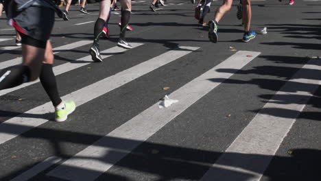 Los-Pies-De-Los-Corredores-De-Maratón-De-Nueva-York-Se-Cierran-En-Cámara-Lenta