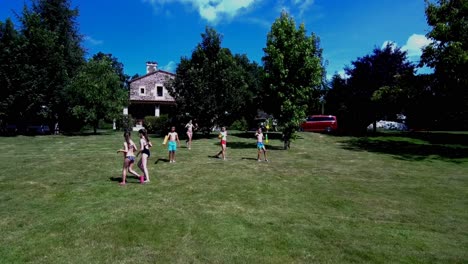 Kinderspiel,-Wasser-Zu-Schießen-An-Einem-Schönen-Sonnigen-Sommertag