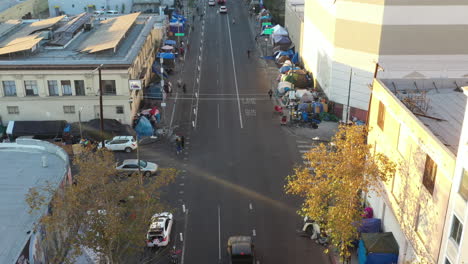 Drohnenaufnahme,-Die-Ein-Riesiges-Obdachlosenlager-In-Der-Skid-Row-Der-Innenstadt-Von-Los-Angeles-Zeigt